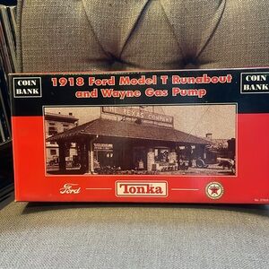 NWT 1918 Ford Model T Runabout and Wayne Gas Pump coin bank by Tonka
